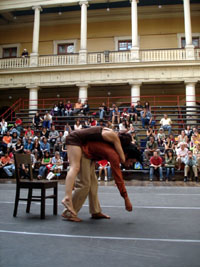 Seis bailarines y balarinas, todos estudiantes de Danza de la Facultad de Artes interpretarán piezas de danza contemporánea.