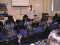 El Vicedecano de la Facultad de Odontología, Prof. Dr. Francisco Campos, recibió a una delegación de 38 alumnas del Liceo María Auxiliadora de Linares.