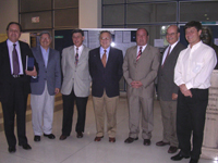 En la fotografía, de izquierda a derecha: Dr. Fernado Gallardo, Dr. Hernán Palomino Z., Dr. Juan Onetto, ex Presidente de IADR Chile, Dr. Nestor López; Dr. Julio Ramírez, Decano de la Facultad de Odon