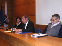 En la imagen, de izquierda a derecha: Dra. María Mercedes Pavez G., Decano Julio Ramírez  C. y Prof. Dr. Aldo Solari I.