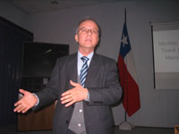 El Director de Desarrollo y Transferencia Tecnológica de la U de Chile, Jaime Pozo, invitó a los académicos a patentar sus trabajos.