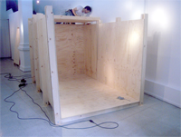Proceso de construcción de "VideoScan, Case de Proyección" en Galería Bech.