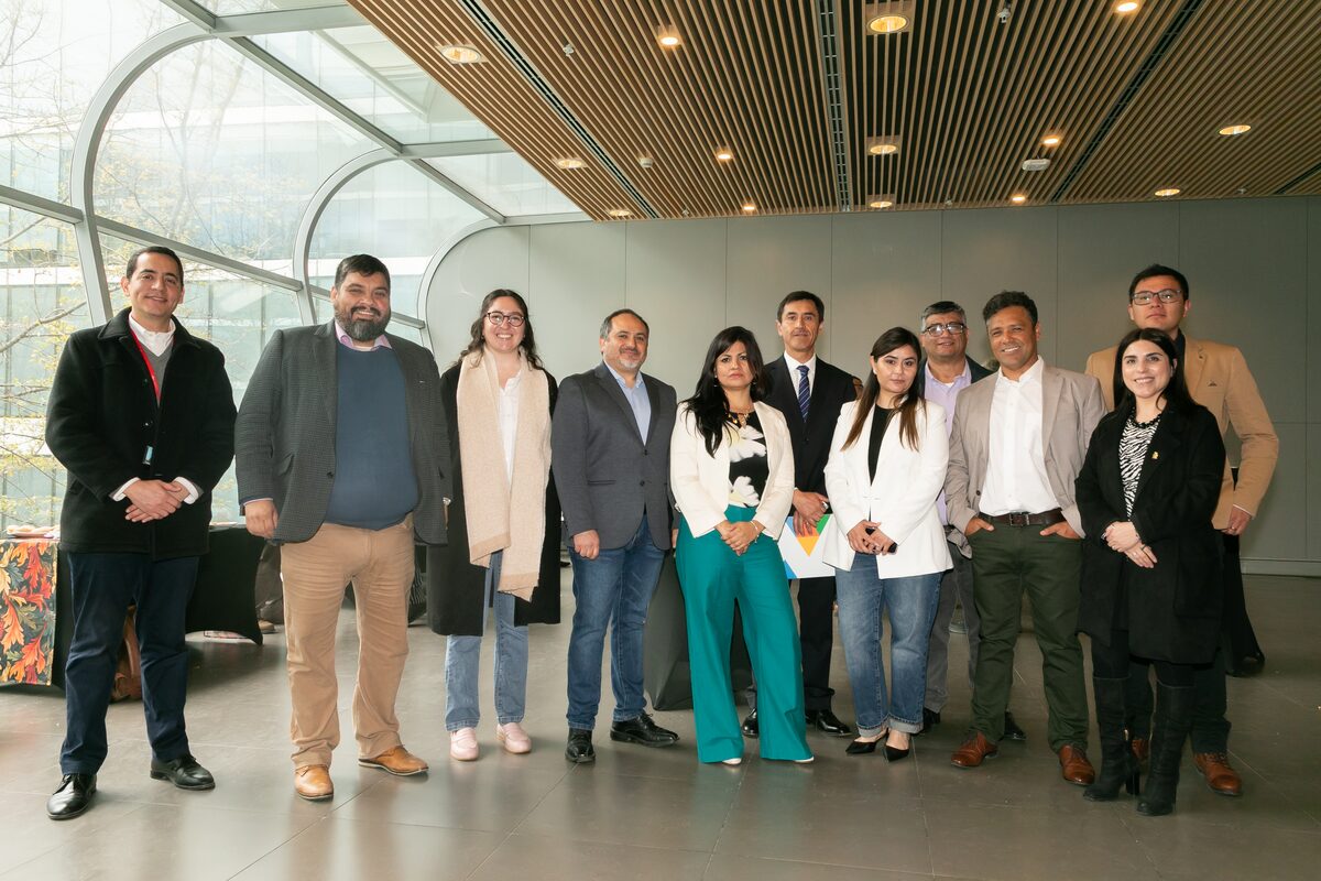 Representantes de la FCFM y Codelco en la ceremonia de graduación del Diplomado en Infraestructura Crítica Minera