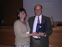 A la Dra. María Angélica Torres le correspondió homenajear al Dr. Carlos Gigoux.