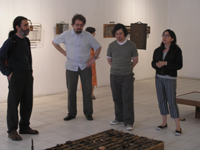 G. Colón, junto a los académicos de la Facultad de Artes Rodrigo Zúñiga, Arturo Cariceo y Tatiana Núñez en la inauguración de "Fuera de Servicio".