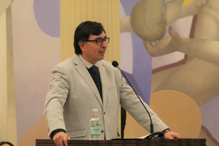 el decano horacio bown durante su discurso