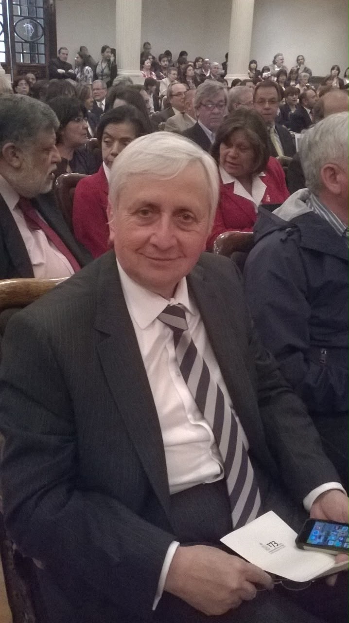 El académico y ex director Económico y Administrativo de nuestra Facultad recibió en 2024 un reconocimiento por sus 44 años de servicios en la Universidad de Chile