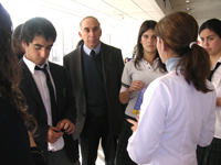 Delegación del Andree English School, durante su recorrido por las instalaciones de la Facultad de Odontología.