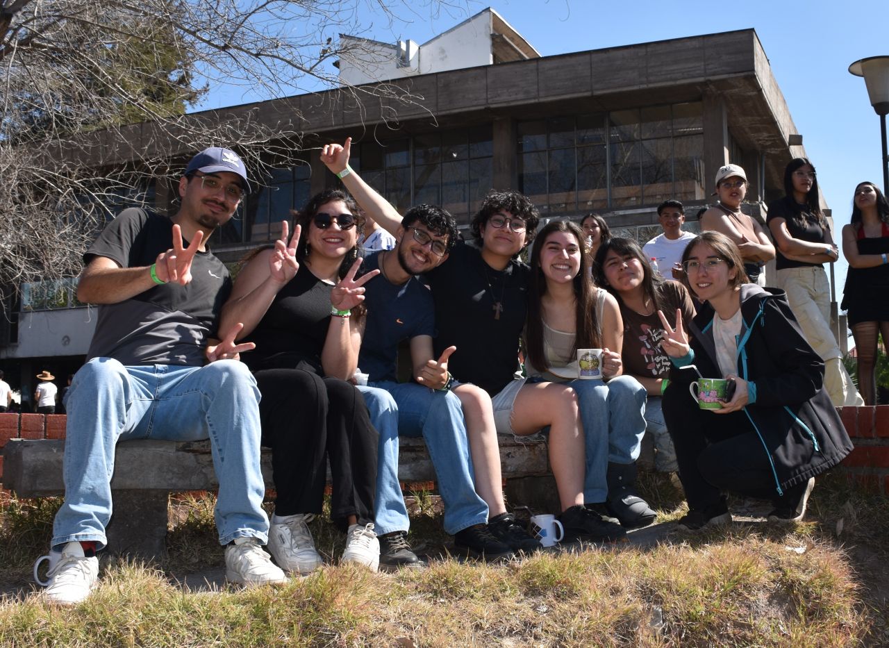 Grupo de personas sentadas en el pastoEl contenido generado por IA puede ser incorrecto.