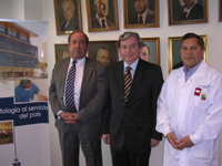En la fotografía, de izquierda a derecha: Decano de Odontología, Prof. Dr. Julio Ramírez Cádiz; Sr. Horacio Soissa Stephens (ACHS) y Prof. Dr. Milton Ramos, Director de Asuntos Estudiantiles.