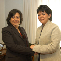 La Prof. Cecilia Hidalgo recibe el saludo de la Ministra de Educación, Yasna Provoste.