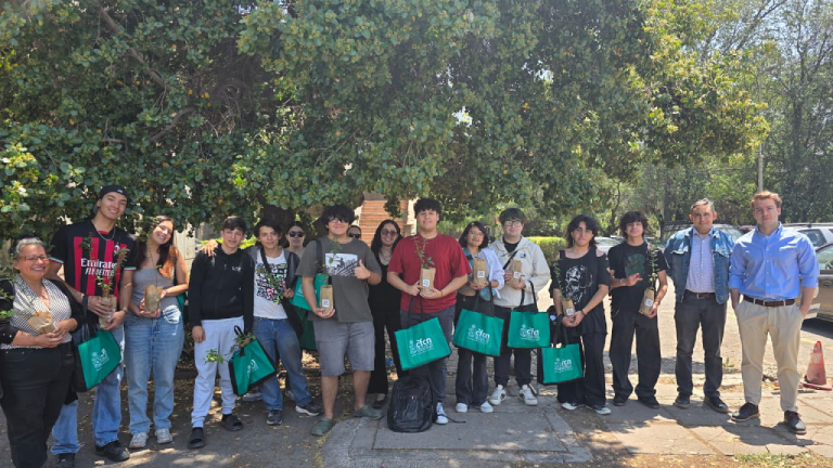 La foto con el cierre de la visita donde las y los estudiantes se llevaron regalos de nuestra Facultad.