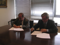 Decano de la Facultad de Odontología, Dr. Julio Ramírez Cádiz junto al Sr. Horacio Soissa (ACHS) durante la firma del Convenio.