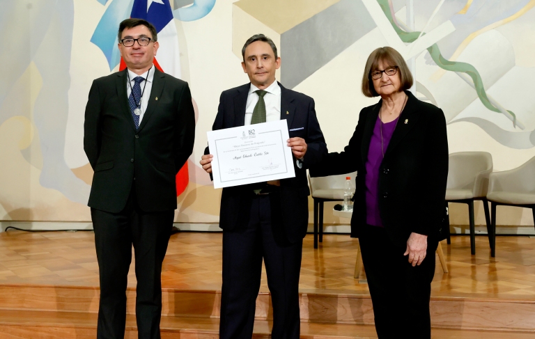 En la imagen el decano de la FCFCN, Dr. Hoacio Bown, el académico, director de la Escuela de Pregrado y "Mejor Docente 2024, Dr. Miguel Castillo, y la rectora de la Universidad de Chile, Dra. Rosa Devés.