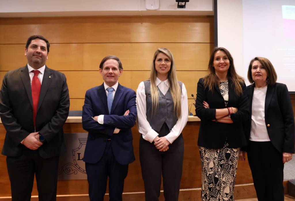 De izquierda a derecha, el subdirector de la Escuela de Postgrado, prof. Pablo Fuenzalida, prof. Isaac Ravetllat Ballesté, prof. Belén Lama, abogada Daniela Horvitz, y prof. Maricruz Gómez de la Torre.