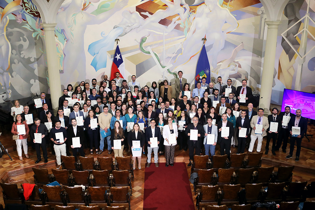 Universidad de Chile Entrigo Medalla Doctorado y 159 Nuevos Graduado Y Graduado