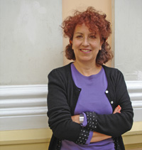Alma Bolívar se formó como terapeuta en Constelaciones Sistémicas en Friburgo, Alemania, y desde el 2002 dirige seminarios de teatro orientados al autoconocimiento personal.