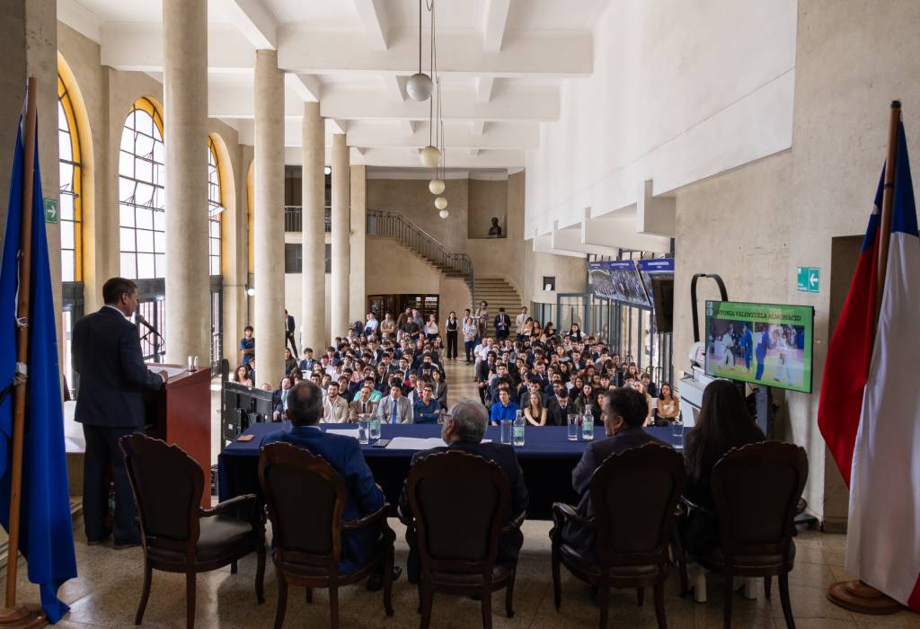 La ceremonia se realizó en el hall central del edificio de Pío Nono, reuniendo a autoridades, deportistas, estudiantes, entrenadores y funcionarios.