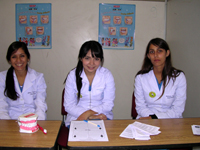 Andrea Valdivia, Constanza Osorio y Kathleen Scott, alumnas de 6º Año, representaron a la Facultad de Odontología en la Jornada Vida Saludable, organizada por la Facultad de Cs. Físicas y Matemáticas.