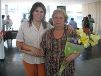 Janet González y María Cristina Valenzuela, secretarias del Departamento de Artes Visuales que compartieron "por más de 20 años el trabajo, la amistad y el respeto", dijo la señora Cristina.