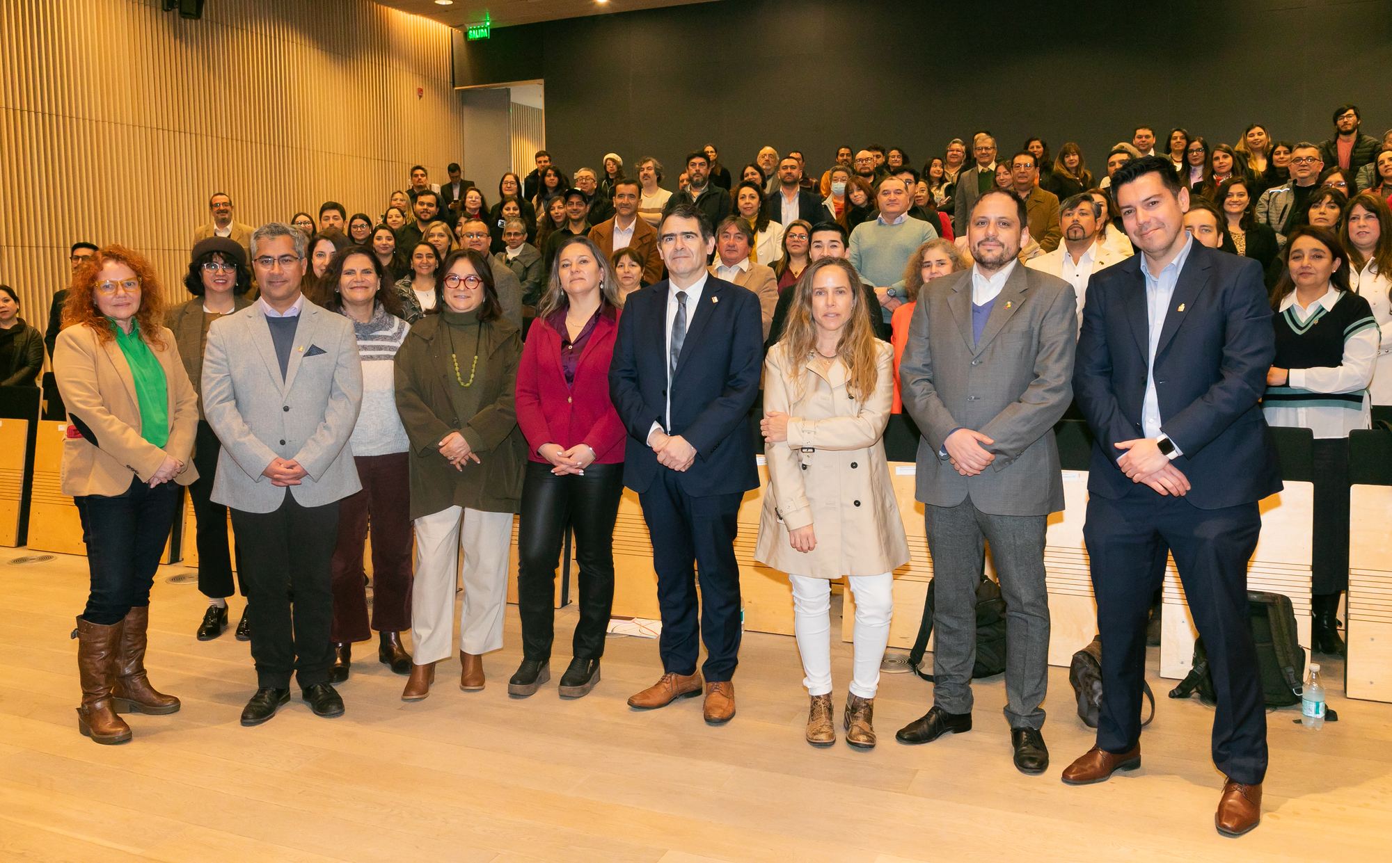 Autoridades y equipo organizador ceremonia de cierre Diplomado SENCE FCFM