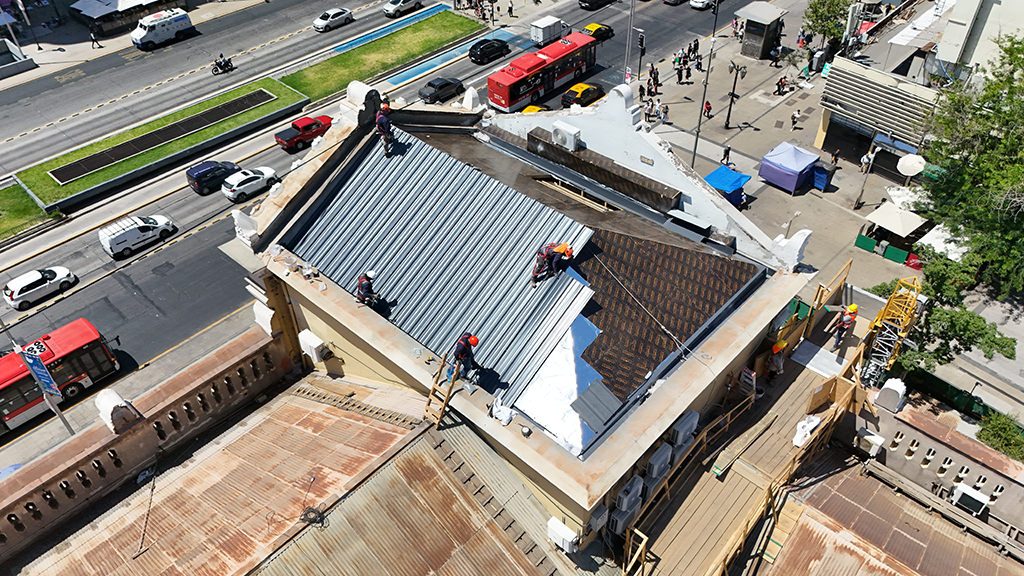 Los primeros trabajos en la cubierta se están realizando en las torres superior de Casa Central.