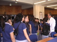 El Dr. Campos acompañó a las estudiantes de 2do. Año Medio a un recorrido por diferentes instalaciones de nuestra Facultad.