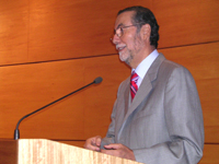 El Rector Víctor Pérez felicitó a los autores por "mostrar con el ejemplo, a las nuevas generaciones, lo que significa  la Universidad de Chile".