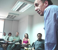 Esta es la primera de una serie de reuniones que sostendrá el Decano Oyarzún durante el 2009 para discutir en torno al futuro de la Facultad y al cultivo de las artes en la Universidad de Chile.