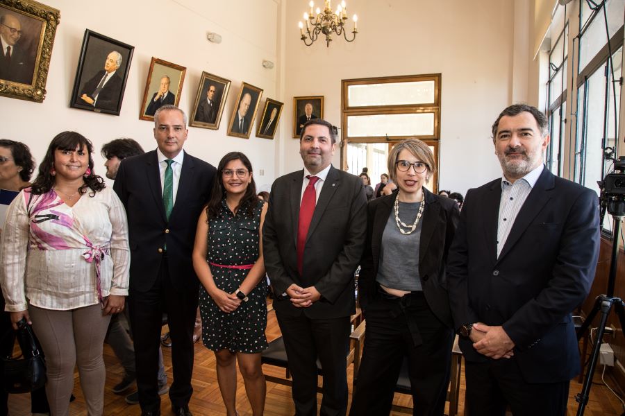 De izq. a der: Subdirectora de Escuela, Melissa Lineros; Director de Escuela, Miguel González-Lemus; Directora del Centro de Derechos Humanos, Constanza Núñez, Subdirector de Escuela de Postgrado, Pablo Fuenzalida; profesora Marianne González; y Director de Escuela de Postgrado, Gonzalo Berríos.