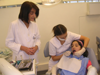 La Dra. Ada Reti, Directora del Diploma,  sostuvo que, dado que "efectuamos tratamientos muy sofisticados, el docente debe estar muy cerca del odontólogo que se está formando para enseñarle".