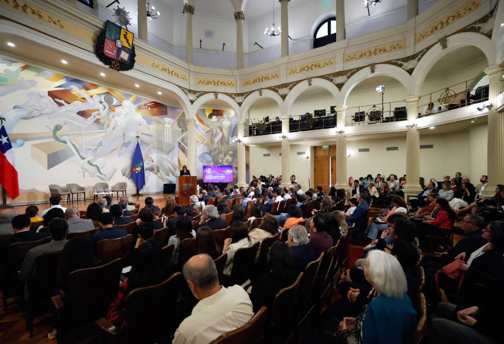 Como parte de las actividades conmemorativas por el aniversario 182, la Ceremonia de Mejor Docente de Pregrado 2024 se efectuó en el Salón de Honor de la Universidad de Chile.