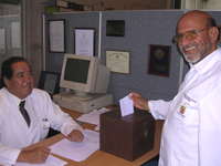 El Director el Departamento del Niño y Ortopedia Dentomaxilar, Prof. Dr. Raúl Carvajal recibe el voto del Sr. Braulio Gómez, fonoaudiólogo de la Facultad de Odontología de la Universidad de Chile.