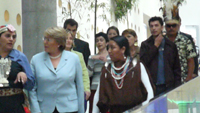Huichaqueo fue uno de los artistas seleccionados para recibir a la Presidenta Michelle Bachelet e inaugurar la II Bienal de Arte Indígena de Santiago.