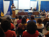 Cristina Heinsohn, alumna de Lengua y Literatura Inglesas, se dirigió a los asistentes como representante del CGR y Concejera FECH.