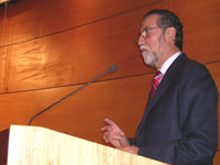 El Rector Víctor Pérez manifestó su orgullo porque, tanto el Decano Ramírez como el Prof. Valenzuela, "nos dicen lo que es la esencia de la Universidad".