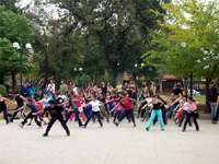 La profesora Verónica Varas (en la foto en la celebración del Día de la Danza el 2007 en Plaza Ñuñoa) ofrecerá este año clases de Danza Afro en la Plaza 21 de Mayo de Valparaíso. 