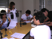 Luego de las clases teóricas, realizadas durante la jornada de  la mañana, los estudiantes de la Escuela de Verano trabajan en los Laboratorios de Preclínicos de la Facultad de Odontología.