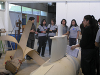 Los estudiantes que visitaron el DAV pudieron conocer los talleres de dicho dpto. En la fotografía junto a Adolfo Martínez en el taller de escultura.