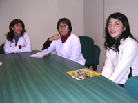 De izq. a der.: Dra. Patricia Palma, Prof. Marta Gajardo y Alejandra Flores, la joven esgrimista nacional visitó la Facultad de Odontología interesada en ser parte de la Admisión 2009.