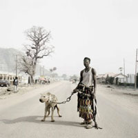 Obra de Pieter Hugo, quien expone las series fotográficas The Hyena Men of Nigeria, retratos de un grupo itinerante de actores que viajan por el país con sus hienas, serpientes y monos. 
