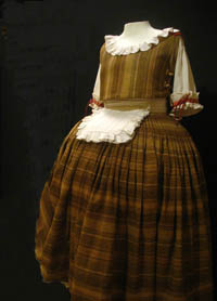 "Origen y estereotipo del traje de la mujer campesina del valle central de Chile"  es una exposición que permite apreciar la transformación de las formas del vestir a lo largo de tres siglos.