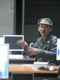 El egresado en 1996 de la Universidad de Chile, Claudio Correa, sostuvo una charla con estudiantes de Artes Plásticas el pasado jueves 24 de mayo.