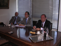 En la fotografía, de izquierda a derecha: Prorrector Dr. Jorge Las Heras, Rector Víctor Pérez y Decano Julio Ramírez.