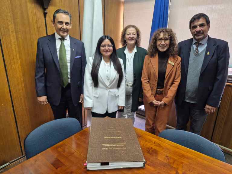 La comisión evaluadora luego de la presentación de la investigación.