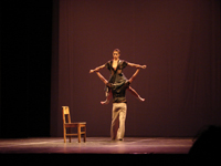 Un fragmento de "Pies pa' volar", mejor coreografía en los premios Altazor 2009, fue interpretado por los estudiantes de danza Bárbara Achondo y Pablo Zamorano.