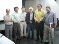 En la fotografía, Gonzalo Rojas (de amarillo) junto a la comisión que evaluó "El paradigma estético masivo en la literatura chilena de finales de siglo XX: novela y poesía",