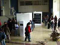 Esta muestra itinerante fuer organizada por estudiantes de la Facultad de Artes, sede Las Encinas, iniciativa que ganó el Premio Azul 2006.