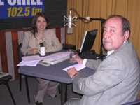 Decano Julio Ramírez junto a la periodista y conductora del programa Semáforo de Radio Universidad de Chile, Vivian Lavin.