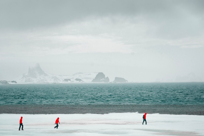 La revista contiene diferentes artículos sobre la antártica con un diseño atractivo y un abundante uso de fotografías del Continente Austral. - Fotografía: Harry Díaz, INACH